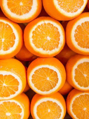 Mitä painavampi appelsiini, sitä mehukkaampi se yleensä on. Maukkaimpia ovat pienet ja keskisuuret hedelmät.