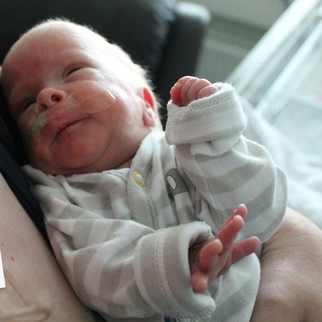 Tuomas painoi syntyessään 790 grammaa. Lasta katsoessaan Tuula osasi ajatella ainoastaan: taistele, pieni, taistele.