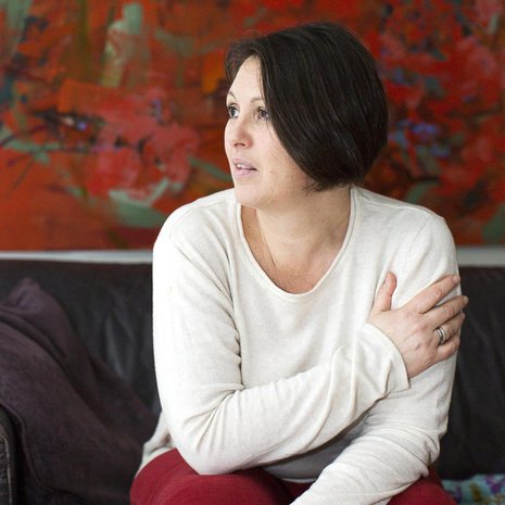 Parisuhdekouluttaja Marianne Stolbow, 50, asuu Helsingin Käpylässä juristimiehensä ja 18- ja 15-vuotiaiden tyttäriensä kanssa. 23-vuotias esikoistytär asuu jo omillaan.