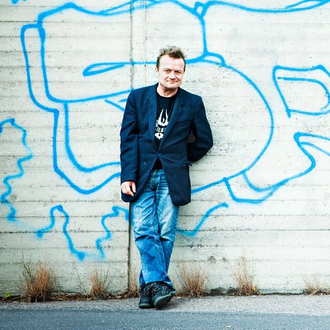 Kontulan ostari on Antti Raiviolle tuttu paikka. Hän elää helsinkiläislähiössä rauhallista elämää.