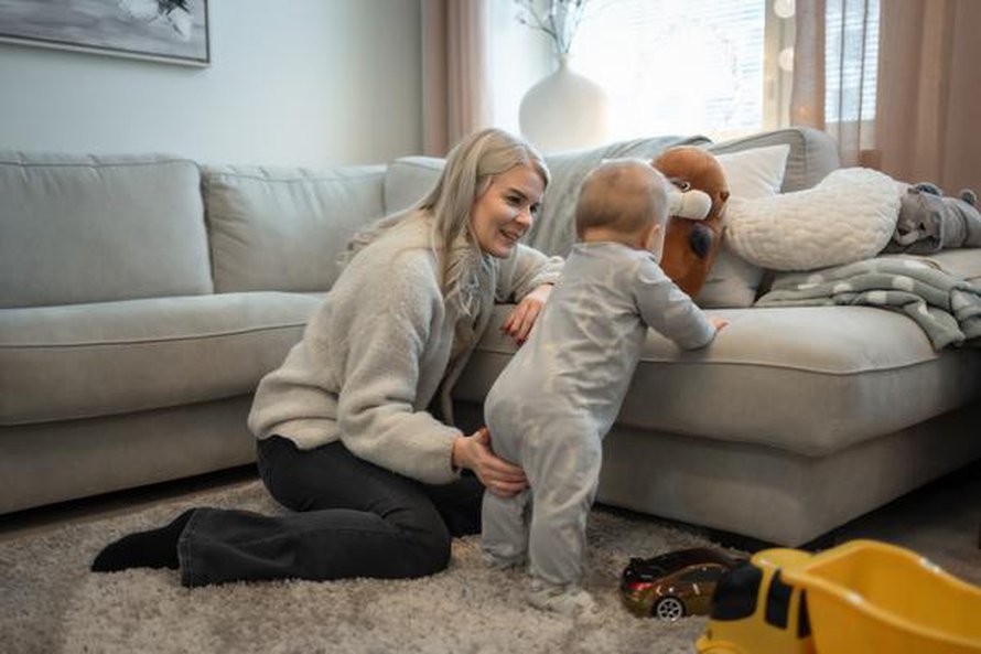 ”Vauvan mielelle on tärkeää, että vanhempi oppii säätelemään tunteitaan. Silloin hän osaa vastata herkästi lapsen viesteihin”, vauvatyöntekijä Riikka Niemi sanoo.