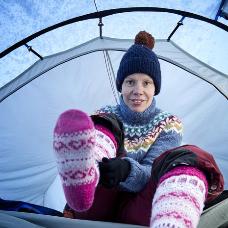 Annun yöasuun kuuluu merinovillakerrasto, villasukat, pipo ja hanskat. Ja villapaitakin, jos tulee vilu. 