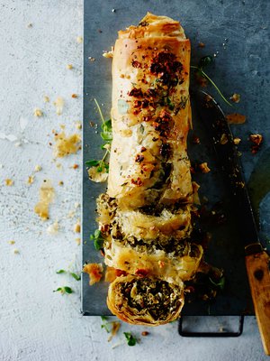 Valkosipuli täydentää ihanasti fetan ja pinaatin makua. Jos et ole valkosipulin ystävä, voit vähentää kynsien määrää.