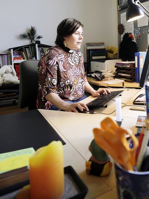 Papin työhön kuuluu muutakin kuin häitä, hautajaisia ja kasteita. Esimerkiksi sähköpostien lukemista, pappi Minna Ruuttunen kertoo.