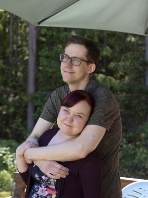 Aluksi erityisherkkyys hämmensi Laura-Mariaa ja Antti-puolisoa. Asiaa oli vaikea sanoittaa. ”Kun nyt tiedän erityisherkkyydestäni, pärjään sen kanssa paremmin”, Laura-Maria Hyttinen sanoo.