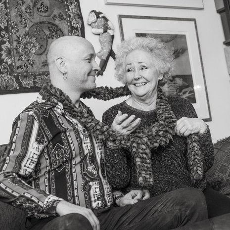 Tuija Vuolle, 76, teki uransa Tampereen Teatterissa. Hänen poikansa Jaan Wessman, 44, on muusikko, joka on soittanut muun muassa Jonne Aaronin bändissä. Hänen ensimmäinen sooloalbuminsa ilmestyi viime syksynä. Tuija rakastaa neulomista ja on tehnyt itselleen ja Jaanille useita kaulahuiveja.