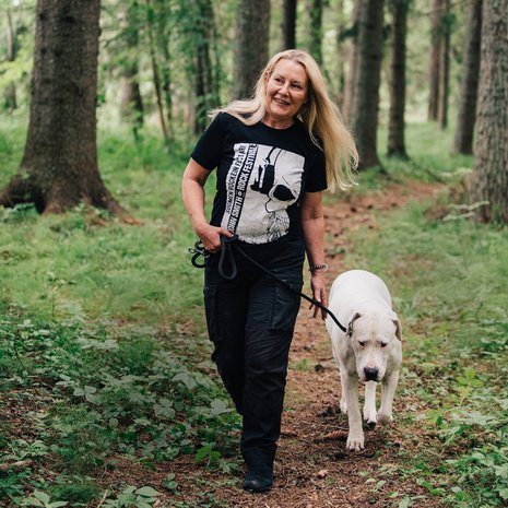 Leena Hynynen on  58-vuotias korutaiteilija ja asuu puolisonsa Heikin ja kolmen koiran kanssa vanhassa kyläkoulussa Joroisissa. Argentiinandoggi Alma on aina ensimmäisenä mukana, kun Leena lähtee sieneen tai marjaan.