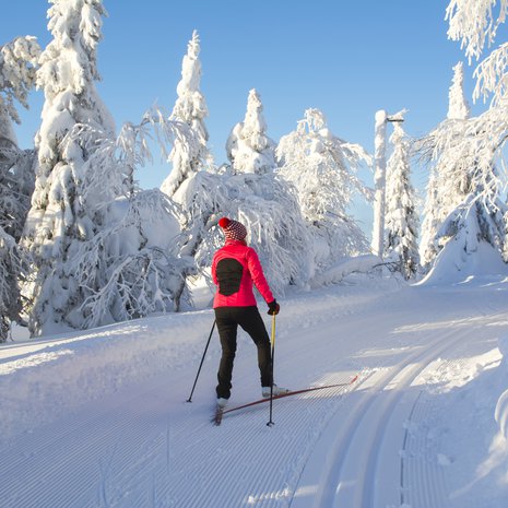 Luisteluhiihtäjä ei tarvitse pitoa edes ylämäessä, koska potkut riittävät.