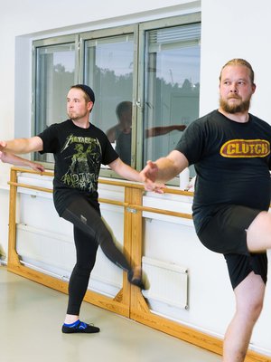 "Baletti ei ole ristiriidassa hengellisen maailmankatsomukseni kanssa. Vanhassa testamentissa kehotettiin tanssimaan ja laulamaan Jumalalle", pappi Jaani Vilkkilä (kesk.) sanoo.