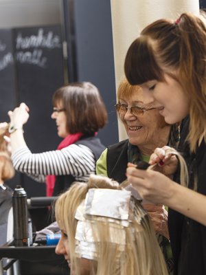 Kampaajaksi valmistunut Ida Kola­ri on kolmannen polven hiusammattilainen. Tietä raivasivat ­mummo Marjatta Kankkunen ja äiti Leena Ronkainen.