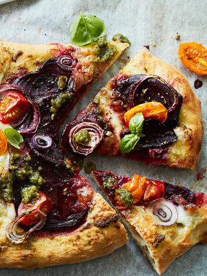 Pitsa ei kaipaa tomaattikastiketta, kun päällä on upean väristä punajuurta ja herkullista suolapähkinäpestoa.