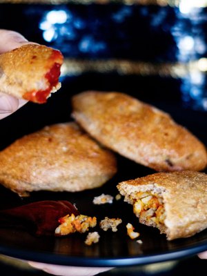 Porkkanalihapiiraat tuikataan luvan kanssa ketsuppiin.