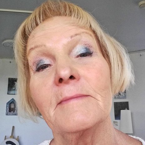 Taiteilija Heljä Liukko-Sundström kertoi Kodin Kuvalehden pyynnöstä päivästään ja otti myös selfien.