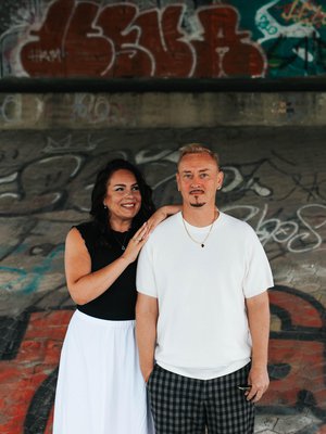 Kati Häkkinen ja Atte Savisalo erosivat 17 vuoden liitosta, mutta ovat pysyneet hyvinä ystävinä. ”Maailmalla meillä oli aina hauskaa yhdessä”, Atte muistelee vuosia pariskuntana. ”Suhteemme ongelmat liittyivät siihen, kun jämähdimme paikallemme”, Kati sanoo.