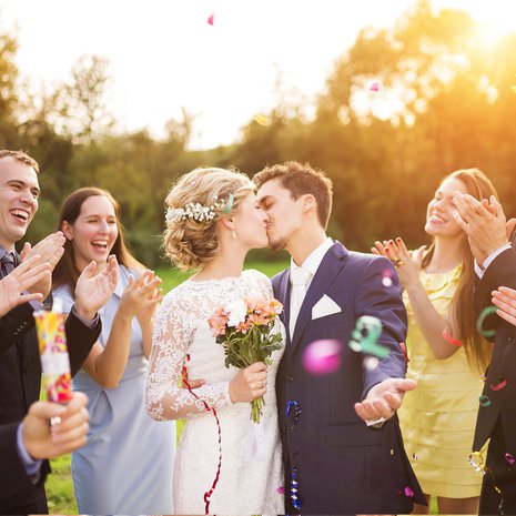 Tunnistatko häissä esimerkiksi kaason? Hänen käsilaukustaan löytyy paperipusseja, tulitikut, sukkahousut, laastareita ja vaikka mitä muuta.