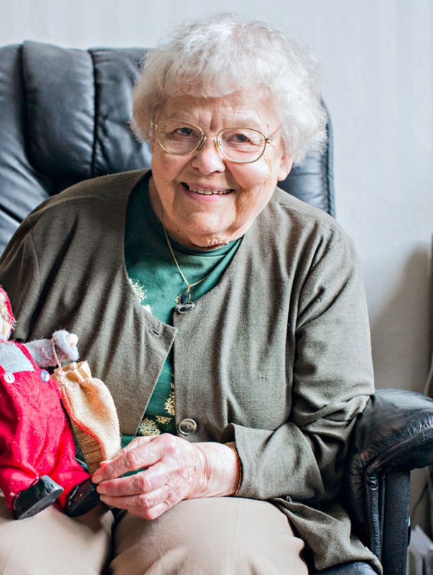 Marjatta Salminen tekee k&auml;sit&ouml;it&auml; ajankuluksi ja muiden iloksi.