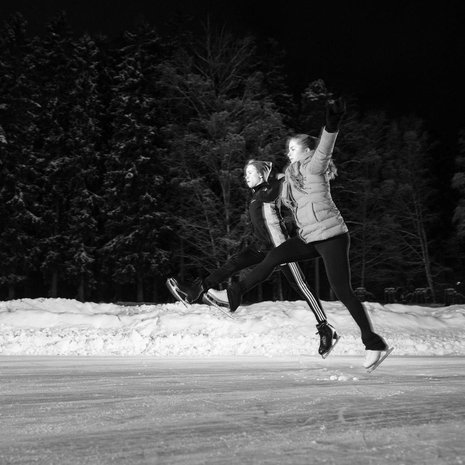 Simoeemil ja Saarastiina Nurmela, 20, asuvat yhdessä Helsingissä ja treenaavat muodostelmaluistelua Marigold IceUnity -joukkueessa.