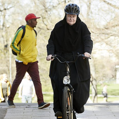 65-vuotias Liisa Toppila asuu Helsingissä ja teki uransa lääkärinä ja Valviran lääkintöneuvoksena. Nunna Elisabetiksi hänet vihittiin kuusi vuotta sitten. Hänen lempiruokansa on ensimmäiset uudet perunat kastikkeenaan voita, vettä ja suolaa.