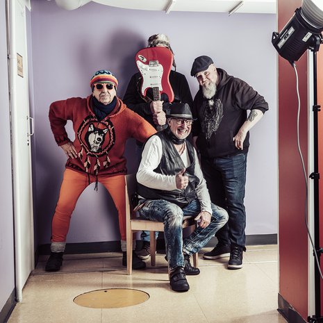 Tällaisen kuvan  Matala kynnys -bändi haluaisi itsestään, jos heiltä joskus syntyisi levy. Kuvassa vasemmalta basisti Pablo, laulaja Sepi ja rumpali Harri. Kitaristi Kapa on peittänyt kasvonsa kitaralla. ”Ettei kukaan tunnistaisi ja ajattelisi  pahaa”, hän sanoo.