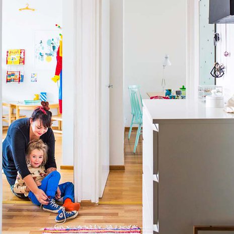 "Lisää säilytystilaa saa, kun kiinnittää hyllyjä katonrajaan. Meillä arki saa näkyä. Poikien kumisaappat ja skeittilaudat koristavat eteistä ja ovat poissa tieltä ylähyllyllä. Meikkejäni säilytän vanhassa lääkekaapissa, jonka maalasin liitutaulumaalilla", Minttu sanoo. 