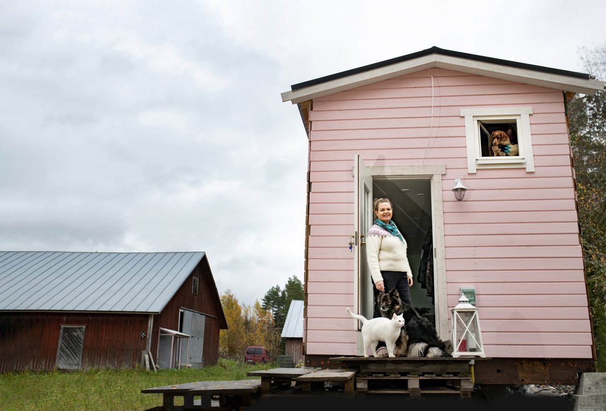 Tervetuloa junanvaunun rungon päälle rakennettuun taloon! Täällä asuvat Sanna, Pyry-kissa ja Melli-koira sekä yläikkunasta kurkkivat Tessa ja Viki-koira.