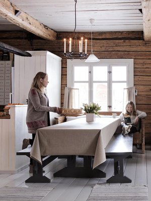 Isossa remontissa tuvan kattopalkit paljastuivat paneelien alta ja seinähirret levyjen takaa. Oli kova homma irrottaa satoja nauloja. Tuvan pöytä on Ilmarin äidin isän tekemä. Se kokoaa perheen yhteen syömään, leipomaan, ompelemaan ja läksyjä tekemään.