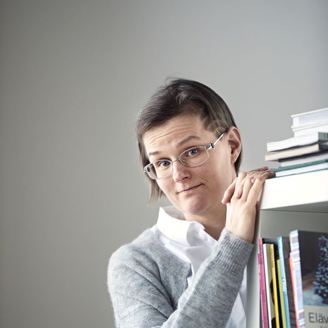 Anna Krogerus on kirjailija, dramaturgi ja neljän lapsen äiti.
