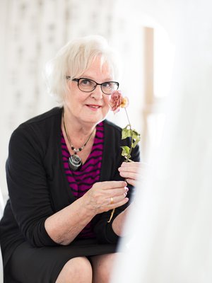 Espoolainen Terttu Laiho, 75, harrastaa muun muassa oopperaa ja vapaaehtoistyötä. Hän on 12-vuotiaan autistisen tytön tukihenkilö.