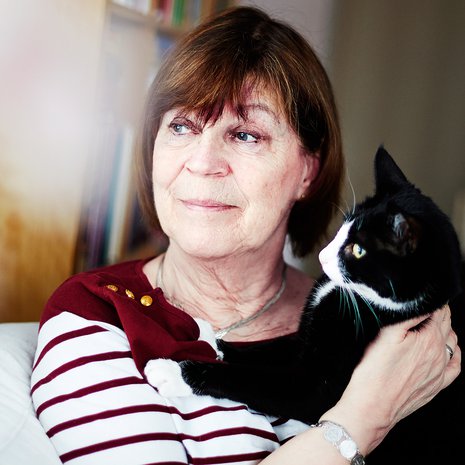 68-vuotias espoolainen Mirjam Nordstöm asuu Onni-kissansa kanssa kerrostalokaksiossa. Hän on kahden aikuisen pojan äiti ja kolmen pojanpojan mummi.