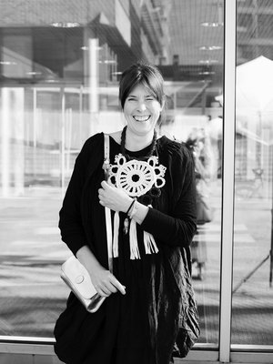 Mari Savio on 45-vuotias vaatesuunnittelija, joka asuu kolmen tyttärensä kanssa puutalossa Lapinjärvellä. Kodin tyylikkäimmät ja siisteimmät huoneet ovat perheen teinien huoneet.