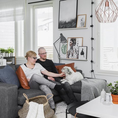 Marian ja Juhiksen kromijalkainen sohvapöytä on itse suunniteltu ja nikkaroitu. Sohva on Askosta.