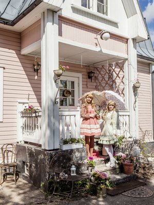 Tervetuloa taiteilijan taloon, toivottavat Milla Koivunen ja hänen ystävänsä Saija Seppälä. Lolita-mekkoon pukeutuminen on Saijan harrastus, jota Millakin halusi kokeilla.