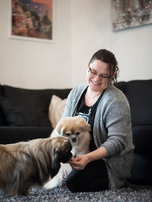 Johanna Nuutinen, 42, asuu miehensä Petrin, 50, sekä lastensa Julian, 22, Jaden, 16, ja Patrikin, 14, kanssa Kuopiossa. Hän harrastaa järjestötoimintaa ja ulkoiluttaa perheen koiria Pepeä ja Pabloa.