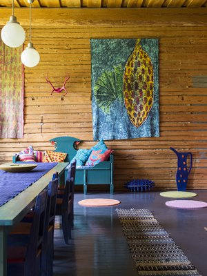 Tekstiilitaiteilija Sirpa Hasa, 48, ja Ukko, 4, asuvat vuonna 1936 rakennetussa kyläkoulussa. Lisäksi talossa asuvat koira, viisi kissaa, lampaita, karitsoja, pässi, kanoja ja kukko.