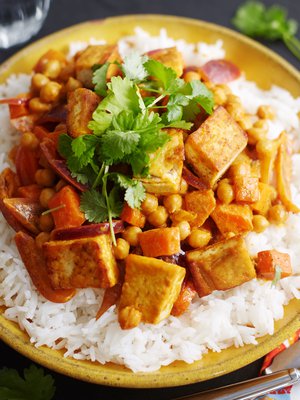 Rapeaksi paistettu tofu kruunaa ruuan.