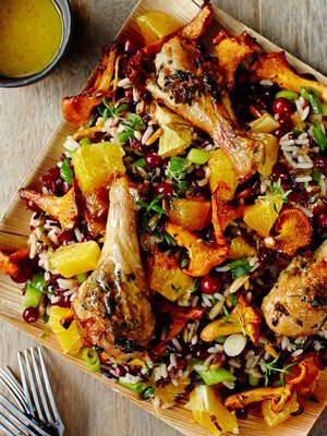 Villiriisisalaatti pursuaa syksyisiä makuja: karpaloa ja metsäsieniä. Broilerinkoivet on maustettu mustatorvisienillä.