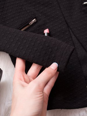 Musta vaate ei välttämättä ole tukahduttavan kuuma aurinkoisellakaan säällä, kunhan valitsee materiaalin oikein.