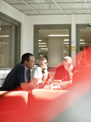 Arto (vas.), Mikko, Matti, ”Arska”, Leena ja muut keskustelevat tänään Aki Ollikaisen romaanista Pastoraali.