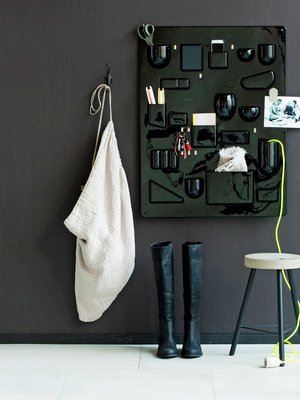 Uten.Siloa valmistetaan kahden kokoisena. Kuvassa on alkuperäinen iso lokerikko, 87 x 67 cm, Aero. Fiskarsin talous-sakset, Iiittala. Hayn kangasnauha­vyyhti, vihko ja Nud Collectionin kankainen lampunjohto, Pino. Betonijakkara ja seinä­koukku, Peroba. Pellavainen pyykkipussi ja käsipyyhe, Moko. LD Tuttlen nahkasaappaat, Nina’s.