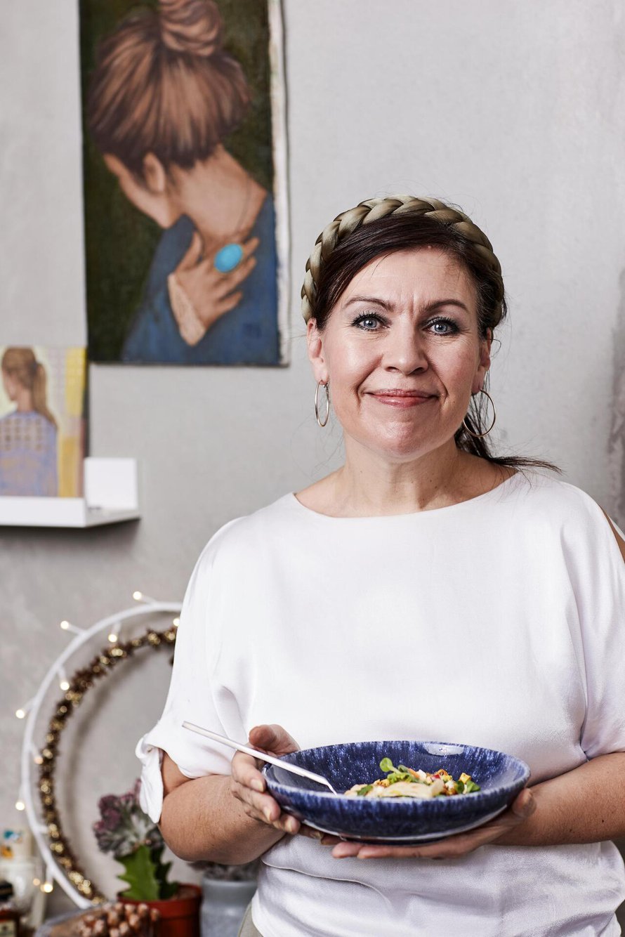 Anna Hanski panostaa ruuan esillepanoon, vaikka kokkaisi vain itselleen.