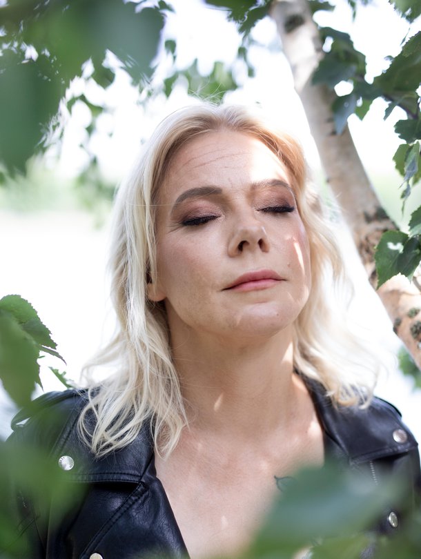 Janiina on kirjoittanut kirjan tyttärestään, jonka nuoruuteen kuului itsetuhoisuutta, päihteitä ja karkailua. ”Toivon, että kirja kiinnittäisi huomion lasten kohtaamaan vääryyteen ja vaikuttaisi asioiden korjaamiseen.”