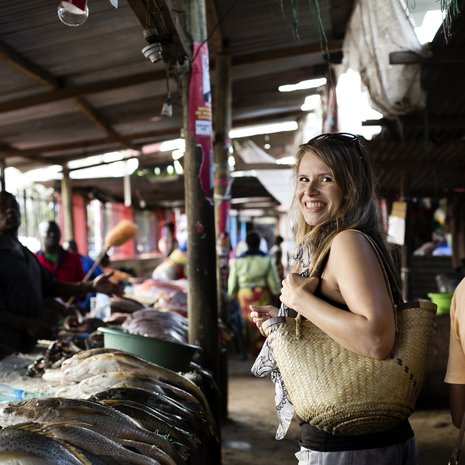 38-vuotias opetussektorin koordinaattori Elina Penttinen asuu miesystävänsä kanssa Mosambikin Maputossa. Kalat hän ostaa paikalliselta kalatorilta.