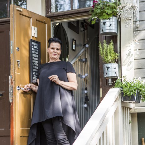 Kirsi Hyväkkö asuu vuonna 1921 valmistuneessa puurivitalossa Puu-Vallilassa Helsingissä. 70 neliöön mahtuvat keittiö, olohuone ja makuuhuone.