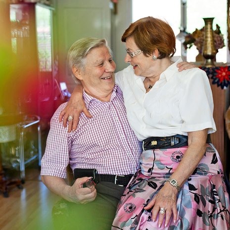 Kaarina arvioi, että antaa tavaroille Pekkaa enemmän tunnearvoa. "Mutta on tuokin tunneihminen, kyllä sen silmäkulmasta huomaa."