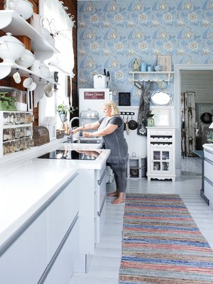 Keittiö on 80 neliömetrin kokoinen –  yhtä suuri kuin monen koti. Sininen tapetti on edellisten omistajien valitsema. 