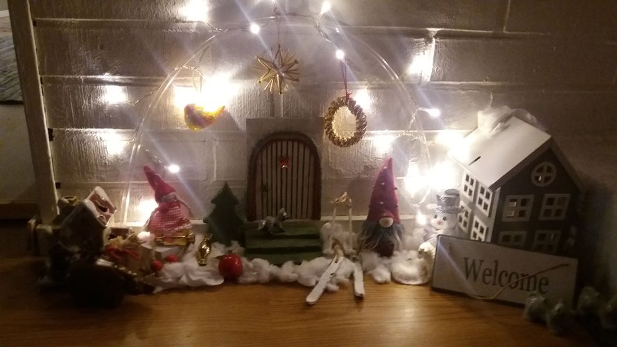 "Rakensin kotiin takan viereen tonttumaailman. Tavarat löytyivät omista joulukoristeista."  Mari Nuutinen
