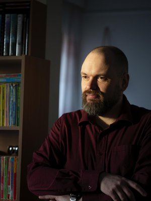 ”Yksi syy arkuuteeni on koulukiusaaminen. Sen vuoksi minun on vaikea luottaa uusiin ihmisiin. Olen treffeillä kuin kilpikonna, joka kurkkii toista varovasti suojakuorensa alta”, Sauli sanoo.