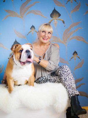 "Kuviohousut ovat yksi  suosikkivaatteistani.  Ostin ne muutamalla eurolla Lindexiltä. Paidan hankin Tanskasta vuosia sitten, ja nilkkureita olen käyttänyt ainakin 20 vuotta", Liisa sanoo. 