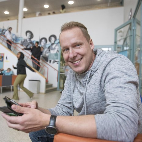 Maanantaiaamuisin Antti Iso-Metsälä keittää Malmin peruskoululaisille aamupuuron, ja yhteisellä aamiaisella vaihdetaan rennosti kuulumiset. 