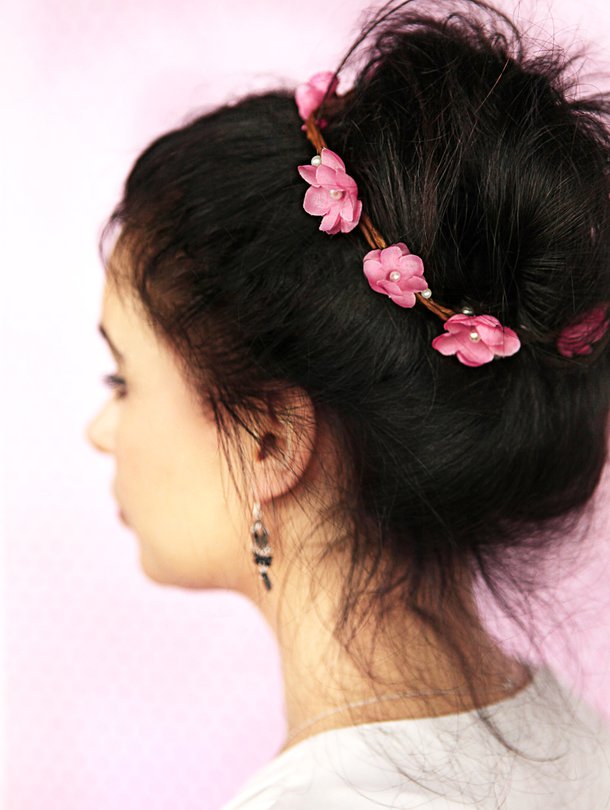 Liian pikkutyttömäisyyden vältät, kun valitset yksinkertaisen kukkapannan tai nauhan, jonka pujotat kampauksen sekaan.